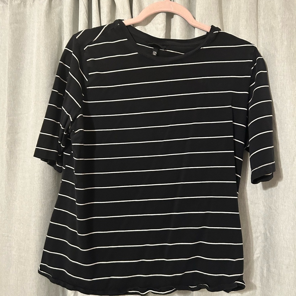 Women black and white tshirt